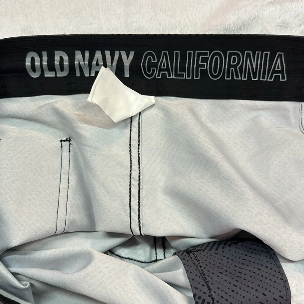Old Navy California Deep Grey/Black Built-In Flex Board Shorts Swim NWT Size 36